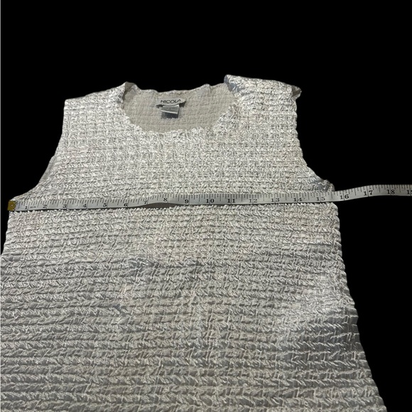 Shiny White Textured Very Stretchy Sleeveless Top - Picture 5 of 6